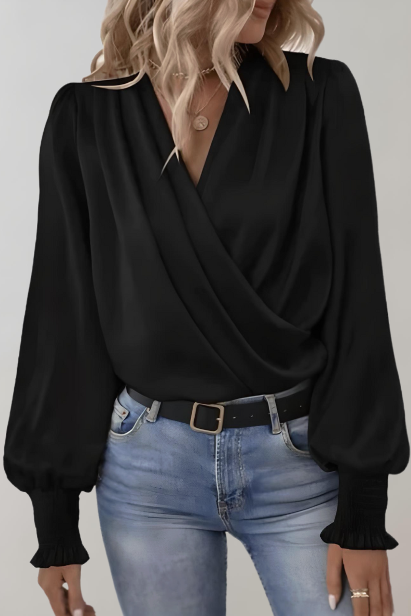 Quinn Blusa Elegante Manga Larga Escote V Colección Premium