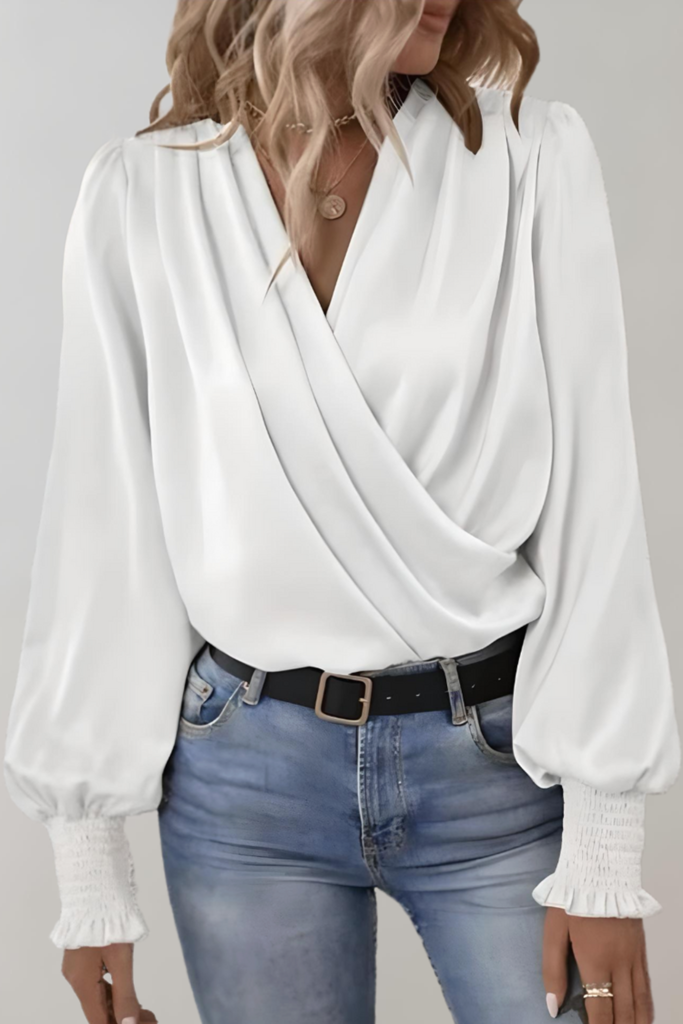 Quinn Blusa Elegante Manga Larga Escote V Colección Premium