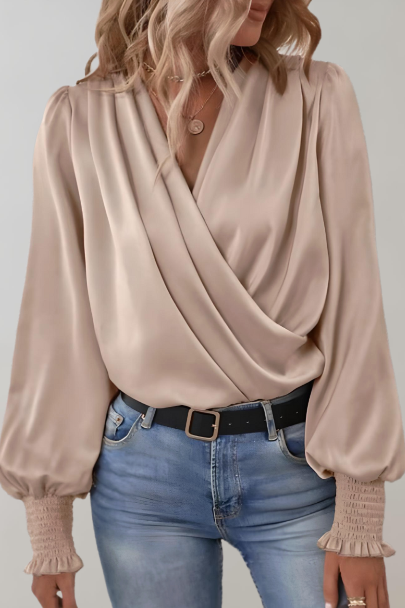 Quinn Blusa Elegante Manga Larga Escote V Colección Premium